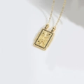 Goldene Halskette mit sternenförmig graviertem Anhänger und schwarzen Kristallakzenten - Sonnenaufgang (Schwarzer Zirkon)