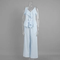 Dettaglio del set in cotone azzurro con top a volant e pantaloni larghi a gamba dritta - S / Blu