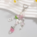 Erdbeer-Perlen-Schlüsselanhänger mit Herzverschluss und Acryl-Schleife-Anhängern - Herzhaken-Rosa Erdbeere Dreifachkette