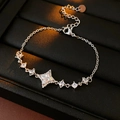 Dettaglio della collana a stella in argento con zirconi quadrati su custodia nera - Bracciale - Argento