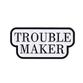 Broche de esmalte Trouble Maker con texto negro sobre fondo blanco y acabado metálico - Estilo de Letra Trouble Maker (QHXZ4140)