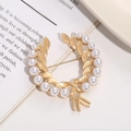 Elegante spilla barocca a ghirlanda dorata con perle bianche e foglie su un libro - Stile 5 (Ghirlanda di perle)