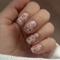 Faux ongles courts carrés avec motifs de tulipes rouges et abeilles sur base rose lait - YS156 (24 Pièces/Sans Outils)
