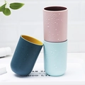 Set di tre bicchieri bicolore minimalisti nei colori rosa, blu scuro e azzurro - Predefinito