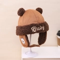 Detail einer warmen braunen Baby-Fliegermütze mit Teddyfutter und Bärenmuster - Kinder ca. 3-10 Jahre / Hellkaffee