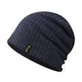 Vista dettagliata di un berretto slouchy lavorato a maglia blu navy con etichetta - Taglia unica / Blu Notte