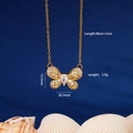 Elegante goldene Schmetterlingskette mit Zirkonia-Anhänger auf blauem Hintergrund - Goldener Weißer Stein Stil (462)
