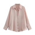 Détail d'une chemise rose satinée à manches longues avec col classique et texture fluide - Rose