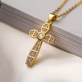 Dettaglio del ciondolo a croce d'oro con pietre rosa e cristallo trasparente su catena - Oro-Zirconia Rosa