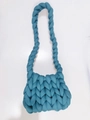 Borsa a spalla in maglia grossa fatta a mano blu lago con trama di filato spesso - Piccolo (22*18cm) / Blu Foro (Finito)