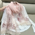 Sciarpa rosa trasparente con ricamo floreale e bordo dorato su camicia bianca - 70*180cm / Rosa