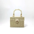 Detail der beigen geflochtenen Box-Tasche mit Strohmaterial und goldenem Drehverschluss - Gebrochenes Weiß