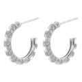 Vista dettagliata di orecchini a cerchio a C argentati con cristalli di zirconia cubica - Platino Zircone Bianco