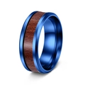 Detailansicht eines Titan-Eherings mit blauer Plattierung und natürlicher Holzmaserung - US 11 / Blau Beschichtet + Akazienholz