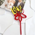 Dettaglio decorazione torta in acrilico rosso e giallo con scritta Love per San Valentino - Rosso e Giallo - Fiore Love