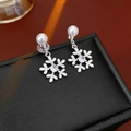 Vista macro de pendientes de copo de nieve plateados con perlas y circonitas - Perno de plata-Blanco