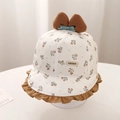 Détail d'un chapeau cloche floral pour bébé avec oreilles 3D, nœud et bord ondulé - 48cm (5-18 mois) / Marron