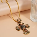 Dettaglio macro del ciondolo a croce vintage con cristalli marroni e strass neri - Croce d'Oro con Pietra Preziosa Ambra (WN864)