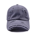 Détails des déchirures usées sur une casquette de baseball vintage gris foncé - Gris