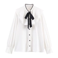 Witte blouse met lange mouwen, zwarte strik en ruffelkraag op een witte achtergrond - XS / Wit