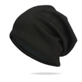 Detalle de la textura de punto acanalado negro de un gorro holgado suave para mujer - Talla única / Negro