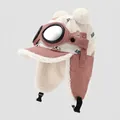 Detail der rosa Kord-Fliegermütze für Kleinkinder mit Brille und Lammwollfutter - 3-6 Jahre / Rosa
