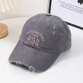 Berretto da baseball in cotone grigio antracite con ricamo di conigli e tesa larga - Grigio