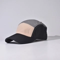Λεπτομερής πλάγια όψη του καπέλου baseball 5-panel με τρίχρωμο σχέδιο patchwork - Ρυθμιζόμενο / Μαύρο