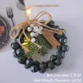 Détail d'une couronne de cloches de Noël de 16cm avec aiguilles de pin et baies - 22# Couronne de Cloches Vert Foncé (16cm)
