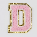 Parche de letra D de chenilla rosa con borde dorado brillante para pasaportes - Letra D
