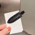 Macro di una molletta per capelli con strass neri profondi e clip a coccodrillo - Nero