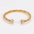 Detailopname van de gouden kabelarmband met parelinleg en glinsterende diamanten - Goud