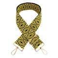 Détail d'une bandoulière tissée jaune et noire avec motifs losanges et crochets dorés - Jaune