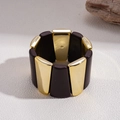 Detail van gouden metalen en bruine harssegmenten op de elastische armband - Goud Patchwork Koffie
