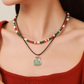 Dettaglio della collana natalizia a doppio strato con perline e ciondolo a calza - D1227 Ciondolo Calza di Natale a Doppio Strato