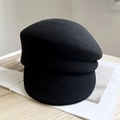 Berretto newsboy classico in lana nera con dettagli pieghettati su legno chiaro - Nero