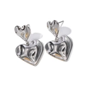 Pendientes de botón con forma de corazón plateado minimalista y acabado metálico pulido - Plata de Triple Capa