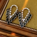 Vue détaillée de boucles d'oreilles pampilles en argent avec gemmes noires en goutte - Argent-Noir