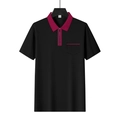 Detail eines Herren-Poloshirts mit Reißverschluss und weinrotem Kontrastbesatz am Kragen - Schwarz Und Rot