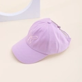 Détail d'une casquette enfant mauve avec broderie nœud rose et texture en coton doux - Style Nœud - Violet
