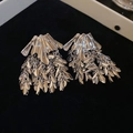 Primer plano detallado de pendientes con borlas plateadas y pliegues en terciopelo - Estilo de Borla de Hoja Multicapa Plateada / Plateado