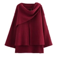 Dettaglio del cardigan in maglia bordeaux con collo a sciarpa e bottone scuro - S / Borgogna