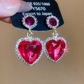 Dettaglio di orecchini a cuore con cristallo magenta in argento 925 e accenti diamante - Rosa Rosso