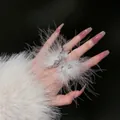 Exquisito anillo de mariposa plateado con alas de plumas blancas y piedras brillantes - Estilo Mariposa Blanca Con Diamantes De Imitación