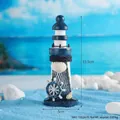 Blauw-witte mediterrane houten vuurtoren decoratie met schelpen en net, hoogte 13,5 cm - Vuurtoren Ornament-Stuurwiel (7311A-01)
