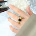 Anello Tubogas vintage dorato con pietra nera quadrata indossato sulla mano di modella - US 7 / Oro - Pietra di Vetro Nera