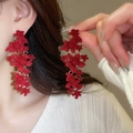Close-up van elegante rode mat gelakte bloemoorbellen in een retro Chinese stijl - Matte Rode Bloem Lang (51# Zilveren Pin)