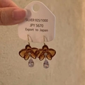 Détail macro des boucles d'oreilles fleur en argent 925 et résine ambre avec cristal - 8# Fleur d'Ambre Goutte d'Eau Violette (Crochet d'oreille)