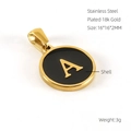 Détail du pendentif lettre A en acier inoxydable plaqué or 18k avec nacre noire - A-Émail Noir
