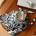 Détail d'un sac cabas en coton et lin au motif bohème sur une table en bois - Motif Noir et Blanc